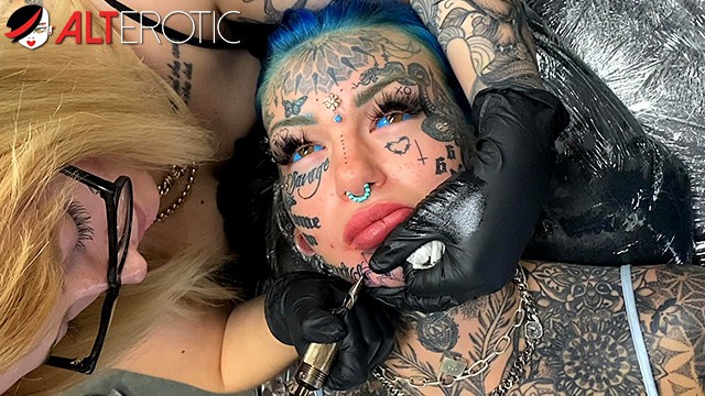 640px x 360px - Australian Bombshell Amber Luke Gets a new Chin Tattoo