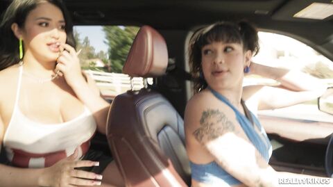 Nia Bleu & Diabeticoochie Take Ricky’s Cock Roadside