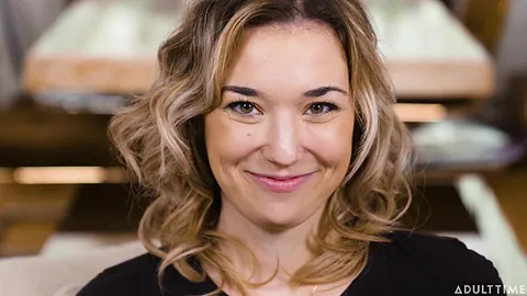 Nicki Hunter gets intimate with her prey in a hot up-close-and- personal encounter