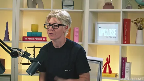 Up Close How Women Orgasm - Khloe Kingsley