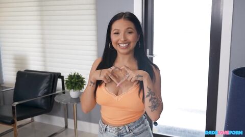 Ravyn Moore - Delivery Guy Gets A Lucky Break